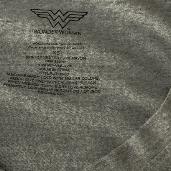 WOMENS WONDER WOMAN V NECK SHORT SLEEVE TEE XS - Picture 5 of 6